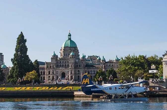 Ein Harbour-Air-Wasserflugzeug, im Inner Harbour von Victoria unterhalb der Parliament Buildings festgemacht