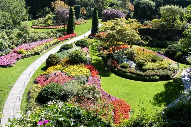 Bunte Blumenbeete und ein geschwungener Rasen im Sunken Garden